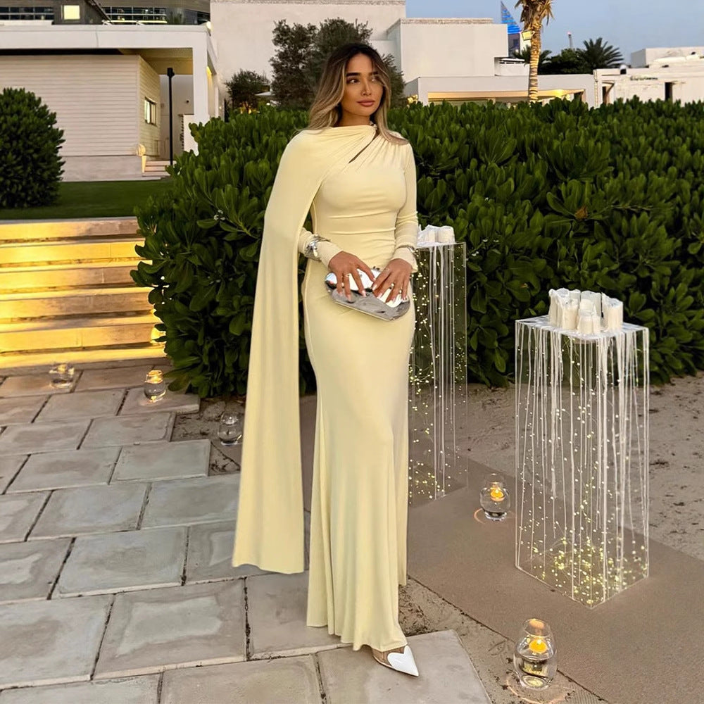 Damen Tailliertes Maxikleid mit einseitigem Cape und hohem Kragen Drune