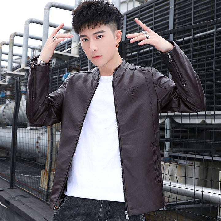 Herren Schmal geschnittene Kunstleder‑Motojacke mit minimalem Stehkragen und Zipperdetail Drune