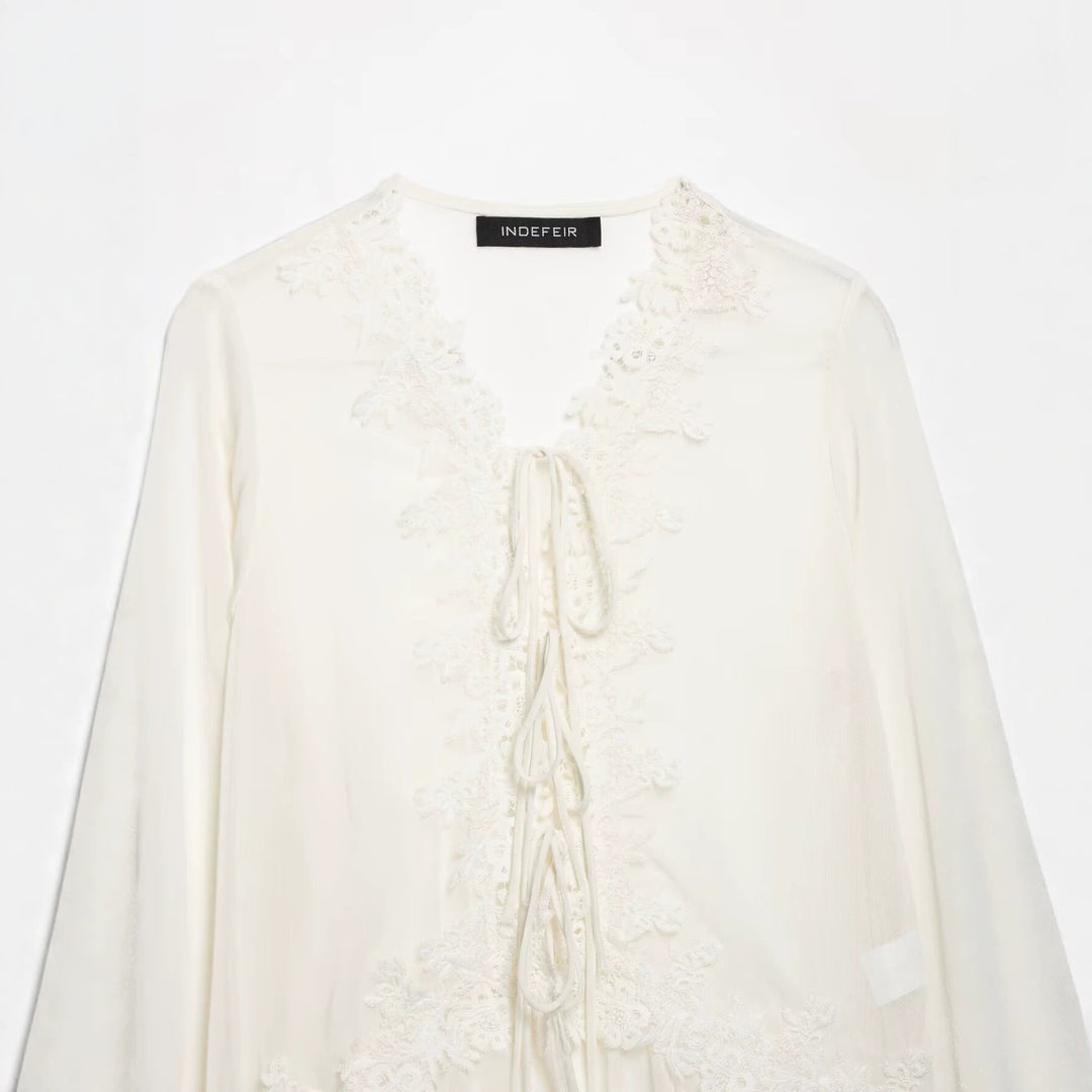 Damen Romantische Chiffonbluse mit Spitzenbesatz, V‑Ausschnitt und Volantstufen Drune
