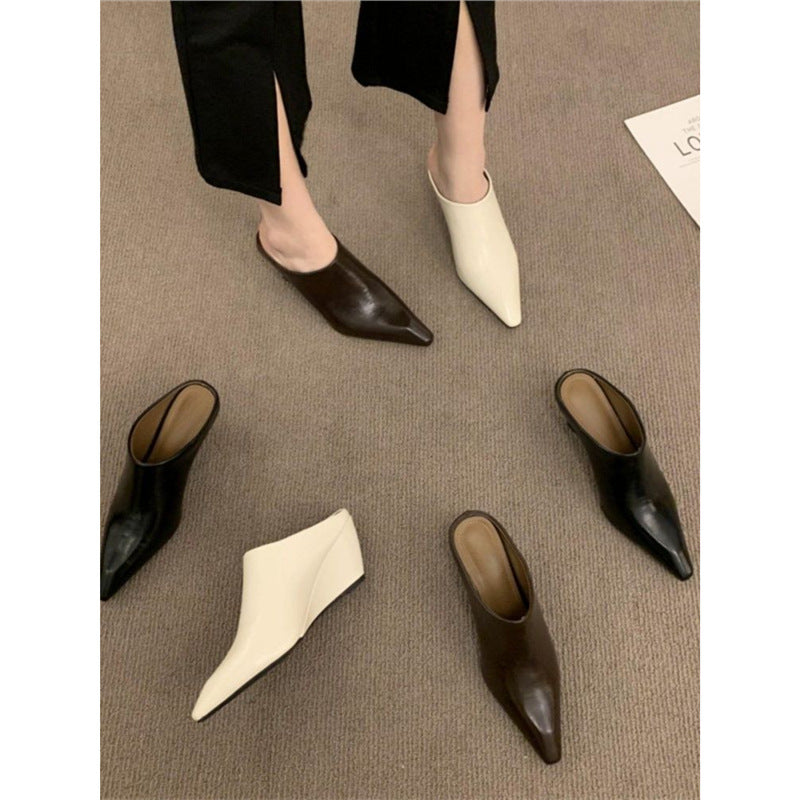 Damen Spitz zulaufende Slip‑On Mules mit skulptiertem Keilabsatz Drune