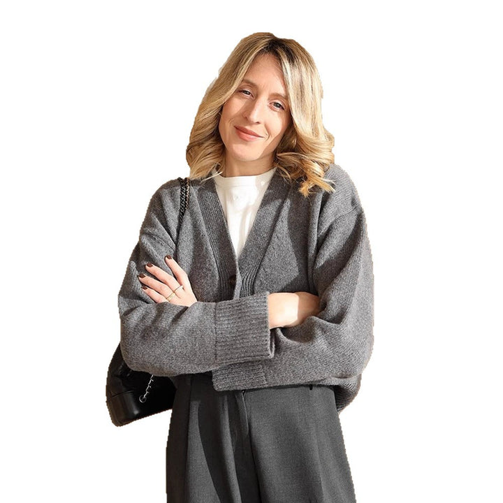 Damen Boxy Strickjacke mit V-Ausschnitt, aufgesetzten Taschen und Hornknöpfen Drune
