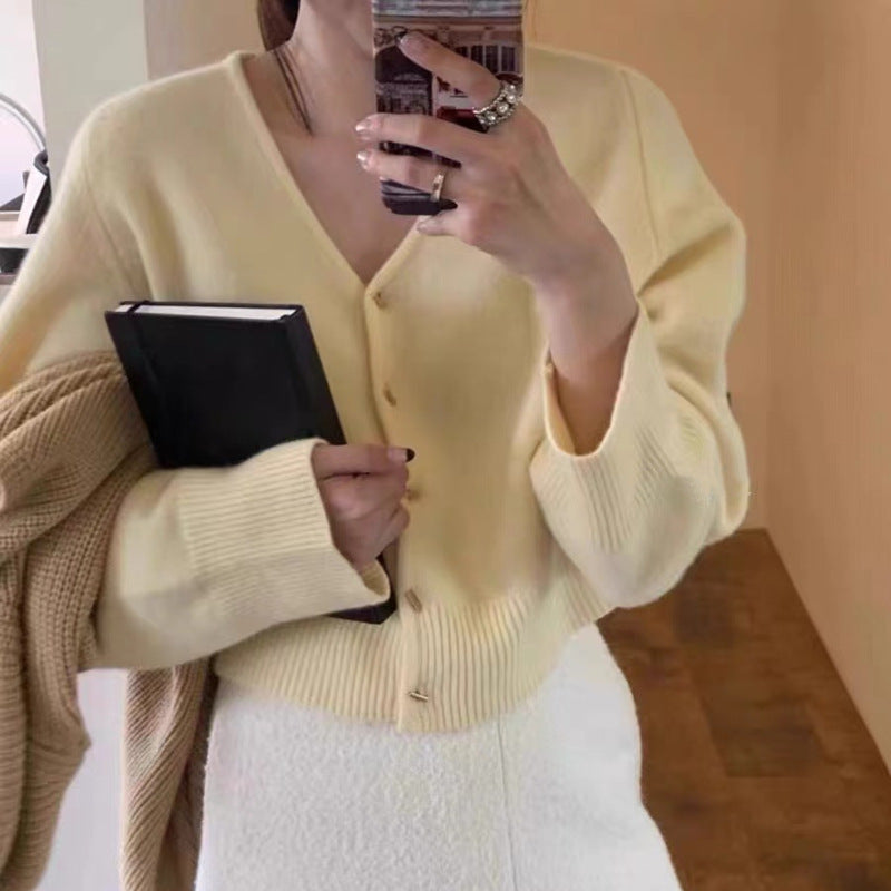 Damen Strickjacke mit tiefem V-Ausschnitt und eleganten Knöpfen Drune