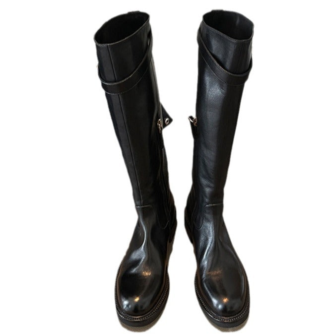 Damen kniehohe Lederstiefel mit flacher Profilsohle und Ziergurt Drune