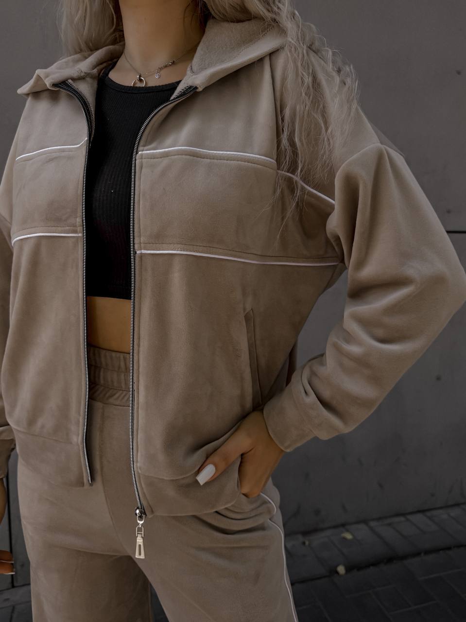 Damen Velours Freizeitanzug mit hohem Kragen und durchgehendem Reißverschluss Drune