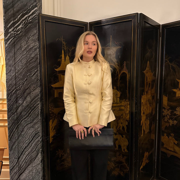 Damen Taillierter Satinblazer mit Stehkragen, Zierkordel‑Knöpfen und Schößchen Drune