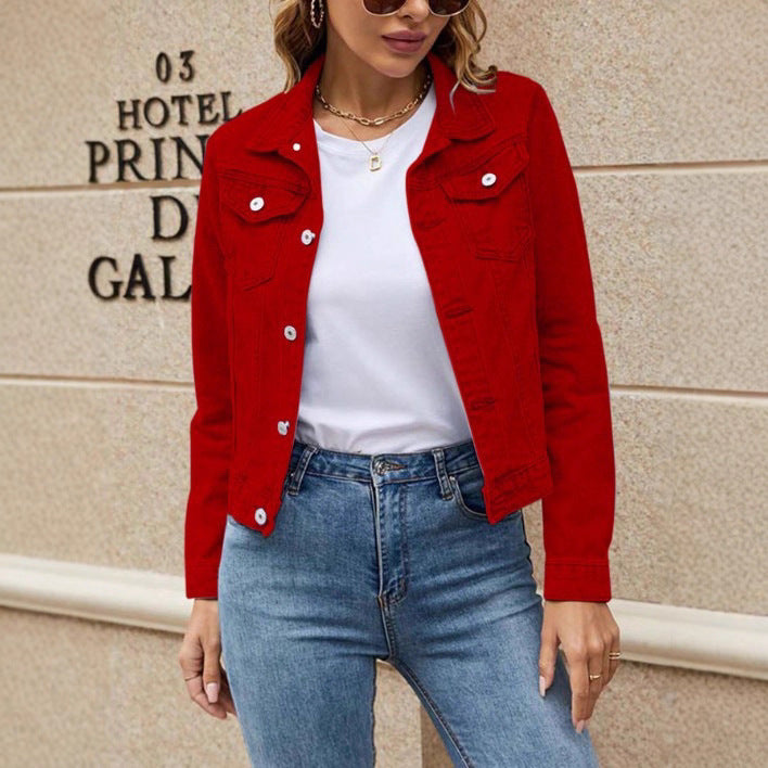 Damen taillierte kurze Jeansjacke im Trucker‑Stil mit Pattentaschen Drune