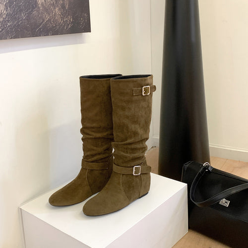 Damen Kniehohe Veloursleder-Slouchstiefel mit verstellbaren Zierriemen und flacher Keilsohle Drune