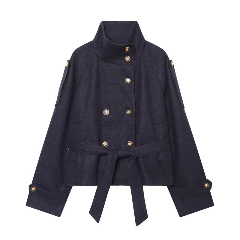 Damen Kurzjacke im Boxy-Cut mit hohem Stehkragen, Taillengürtel und Zierknopfleiste Drune