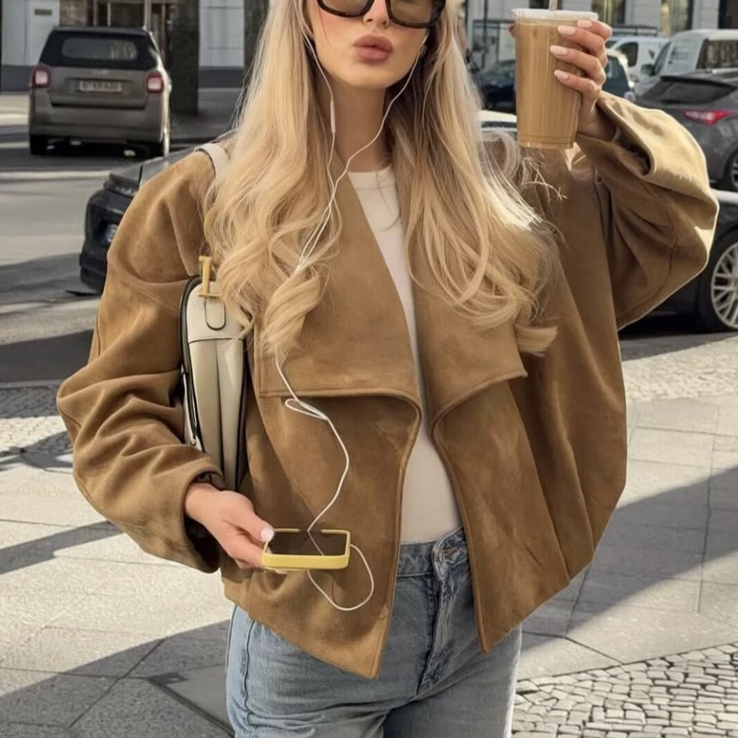 Damen Kurze Oversize Jacke aus Veloursimitat mit weitem Schalkragen Raglanärmeln und gerafftem Saum Drune
