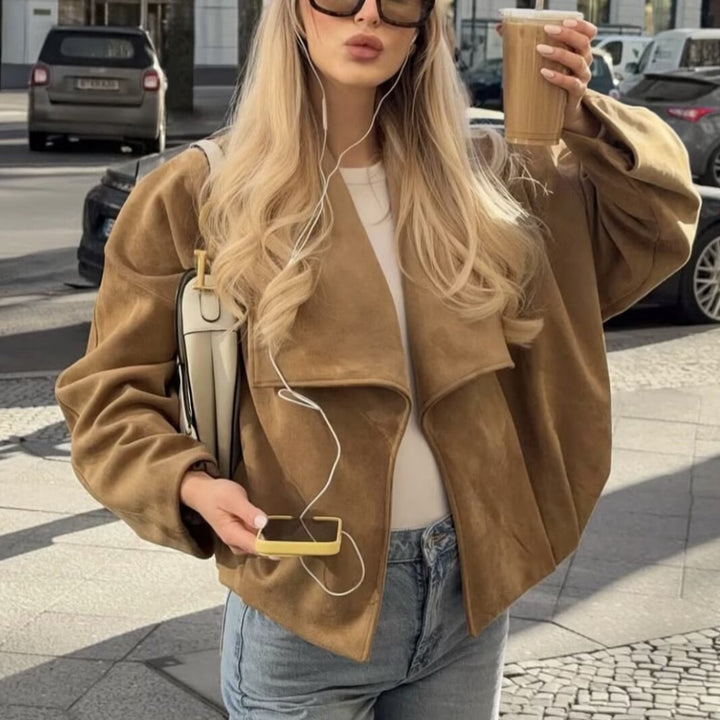 Damen Kurze Oversize Jacke aus Veloursimitat mit weitem Schalkragen Raglanärmeln und gerafftem Saum Drune