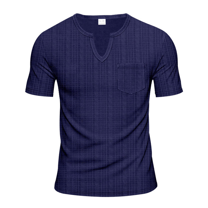 Herren nan Kurzarmshirt mit V-Schlitz-Ausschnitt und aufgesetzter Brusttasche aus strukturiertem Jersey Drune