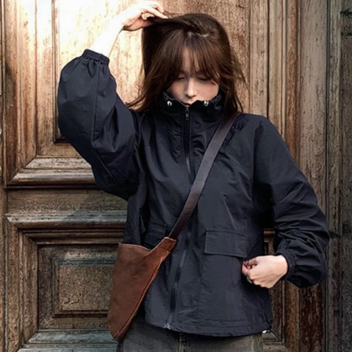 Damen sportliche Übergangsjacke mit hohem Kragen und praktischen Taschen Drune