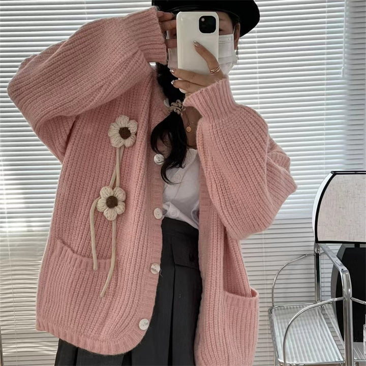 Damen Strickjacke mit verspielten Blumenapplikationen und großen Taschen Drune
