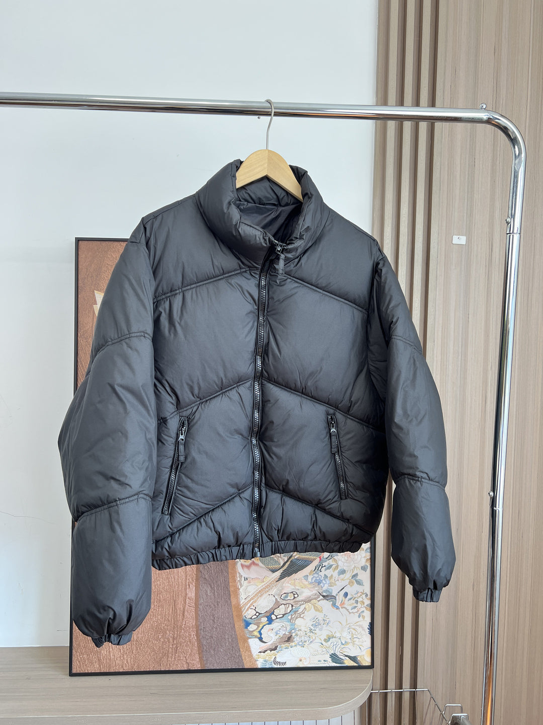 Herren Kurz geschnittene wattierte Steppjacke im Boxy‑Schnitt mit hohem Stehkragen und Reißverschlusstaschen Drune