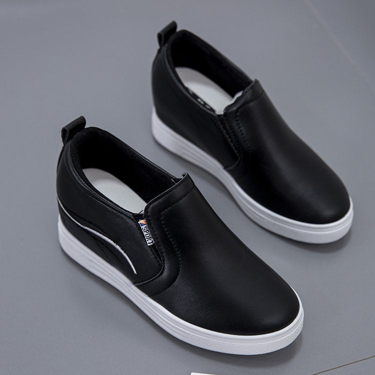 Damen Slip-On Keilsneaker mit verdecktem Keil, Lederimitat und dekorativer Stickerei Drune