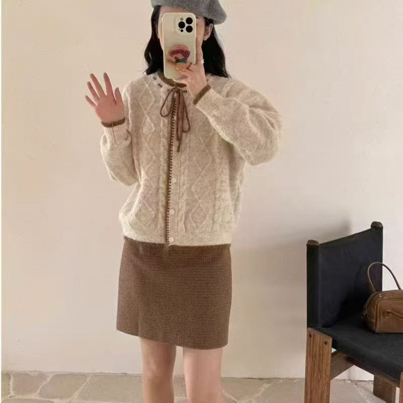 Damen Kuschelige Strickjacke mit dekorativem Zopfstrick und Kordelzug Drune