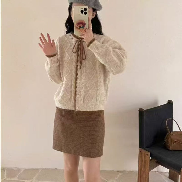 Damen Kuschelige Strickjacke mit dekorativem Zopfstrick und Kordelzug Drune