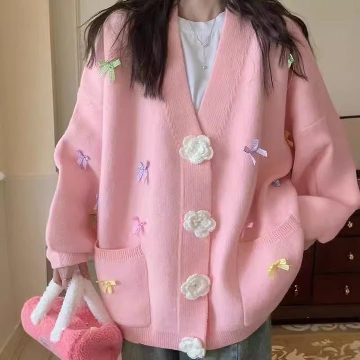 Damen Strickjacke mit verspielten Blumenapplikationen und großen Knöpfen Drune