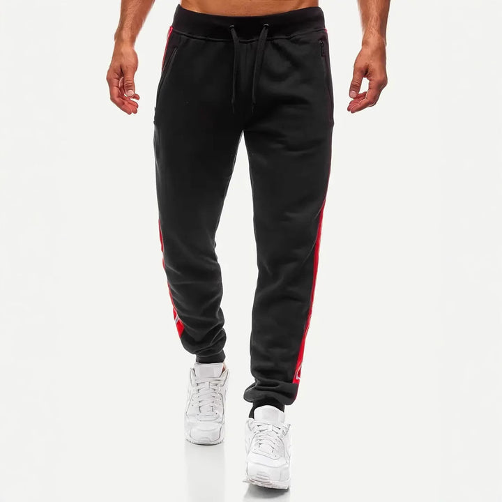 Herren nan schmal zulaufende Fleece-Jogginghose mit zweifarbiger Seitenpaspel und wasserabweisenden Reißverschlusstaschen Drune