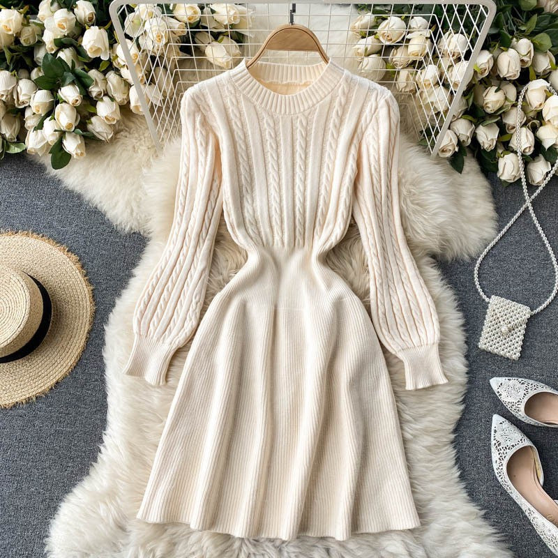 Damen Strickkleid mit modernem Zopfmuster und figurbetonendem Schnitt Drune