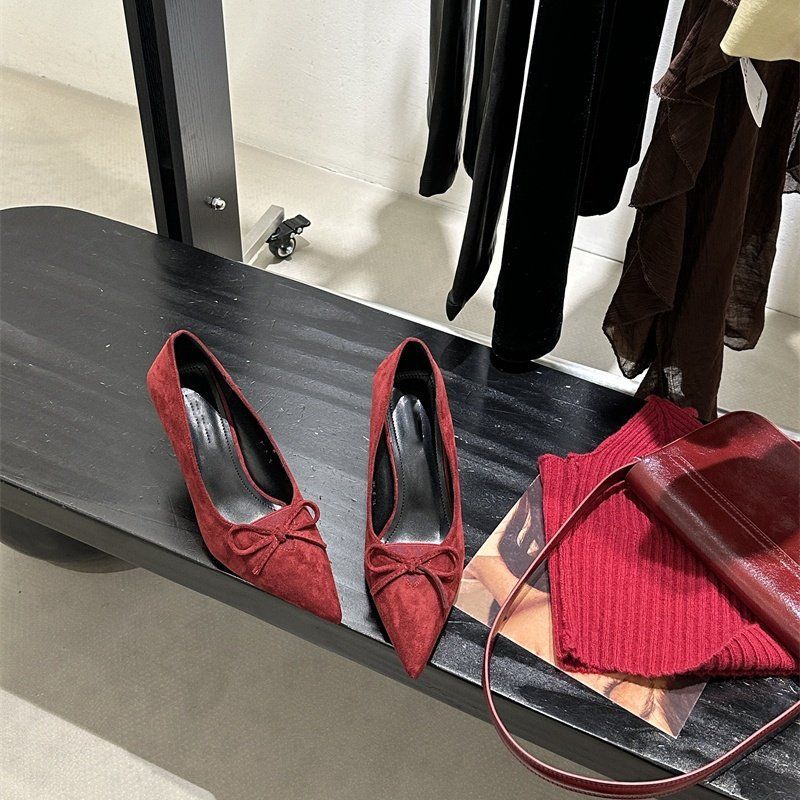 Damen Spitz zulaufende Wildleder‑Pumps mit skulpturiertem Kittenabsatz und Zierknoten Drune