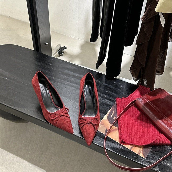 Damen Spitz zulaufende Wildleder‑Pumps mit skulpturiertem Kittenabsatz und Zierknoten Drune