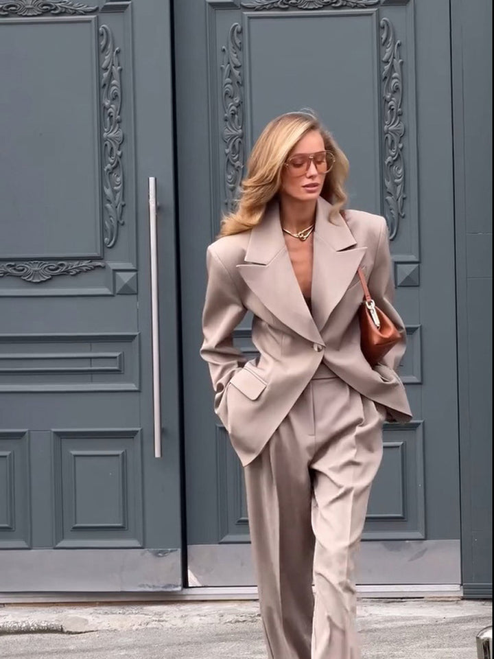 Damen Oversized Blazer‑Anzug mit skulpturaler Schulter, taillierter Ein‑Knopf‑Jacke und weiten Plisseehosen Drune