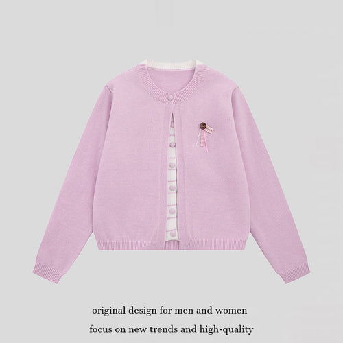 Damen Feinstrick-Cardigan mit Rundhals, verdeckter Knopfleiste und Zierbrosche Drune