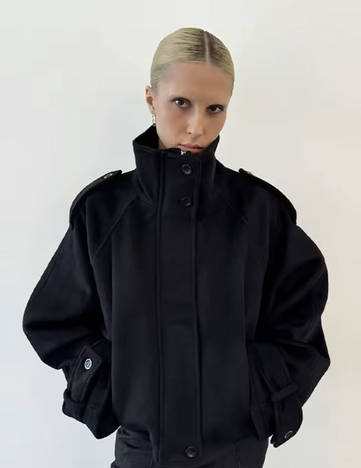 Damen Kurzmantel im Cape‑Look mit hohem Stehkragen, Epauletten und weiten Raglanärmeln Drune