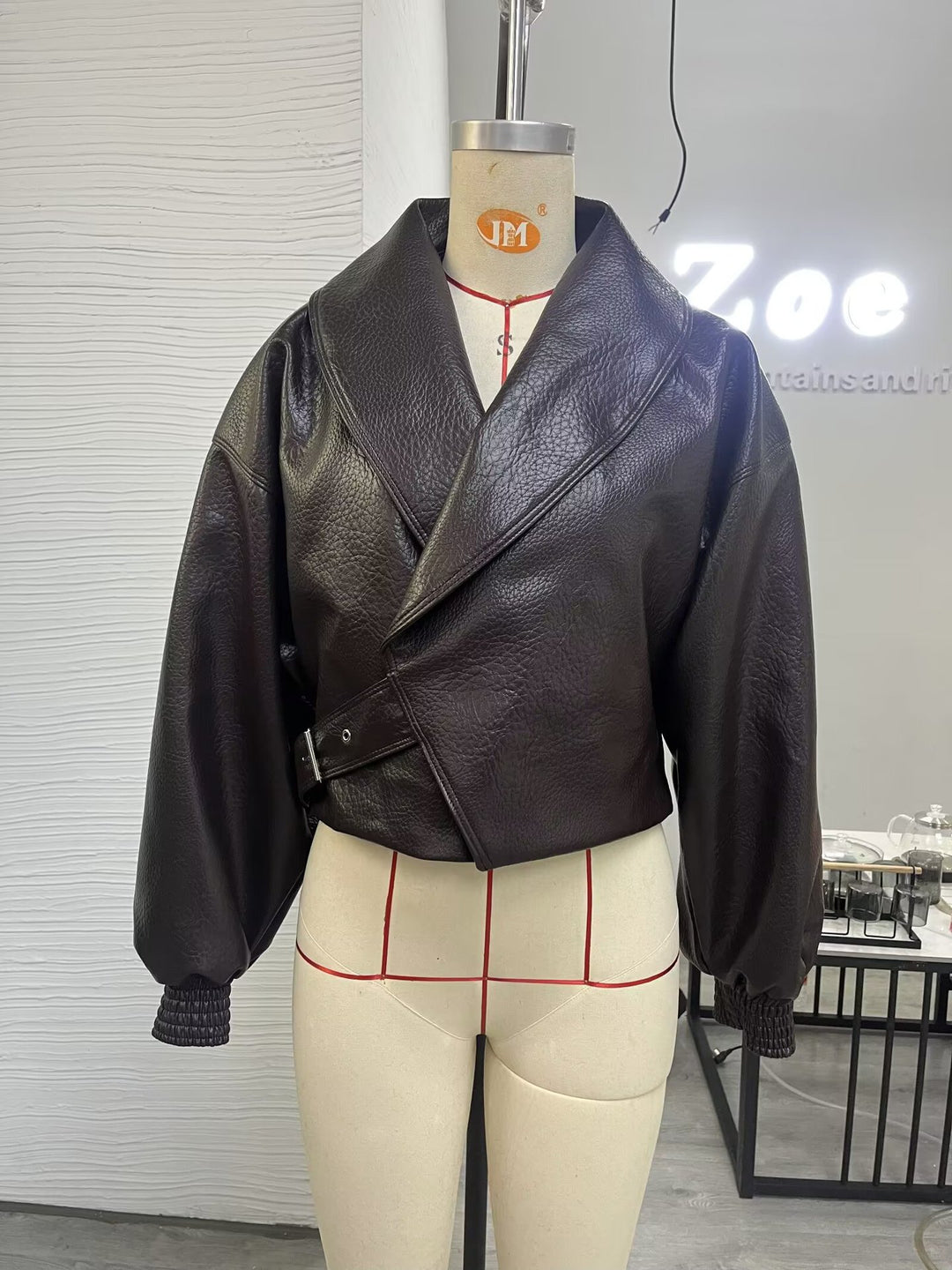 Damen Kunstleder-Bomberjacke mit hohem Stehkragen, asymmetrischem Verschluss und elastischem Saum Drune