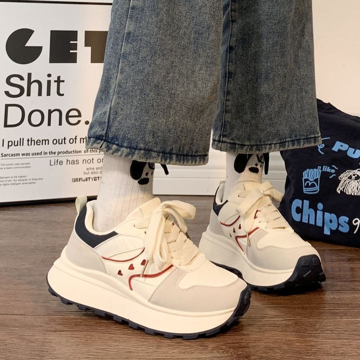 Damen Plateau‑Sneaker im Retro‑Trail‑Look mit Herz‑Ziernähten und grober Profilsohle Drune