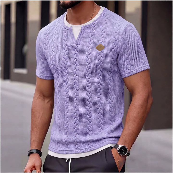 Herren nan texturiertes Kurzarmshirt mit geprägter Zopfstruktur, V‑Einsatz am Rundhals und Lagenlook Drune