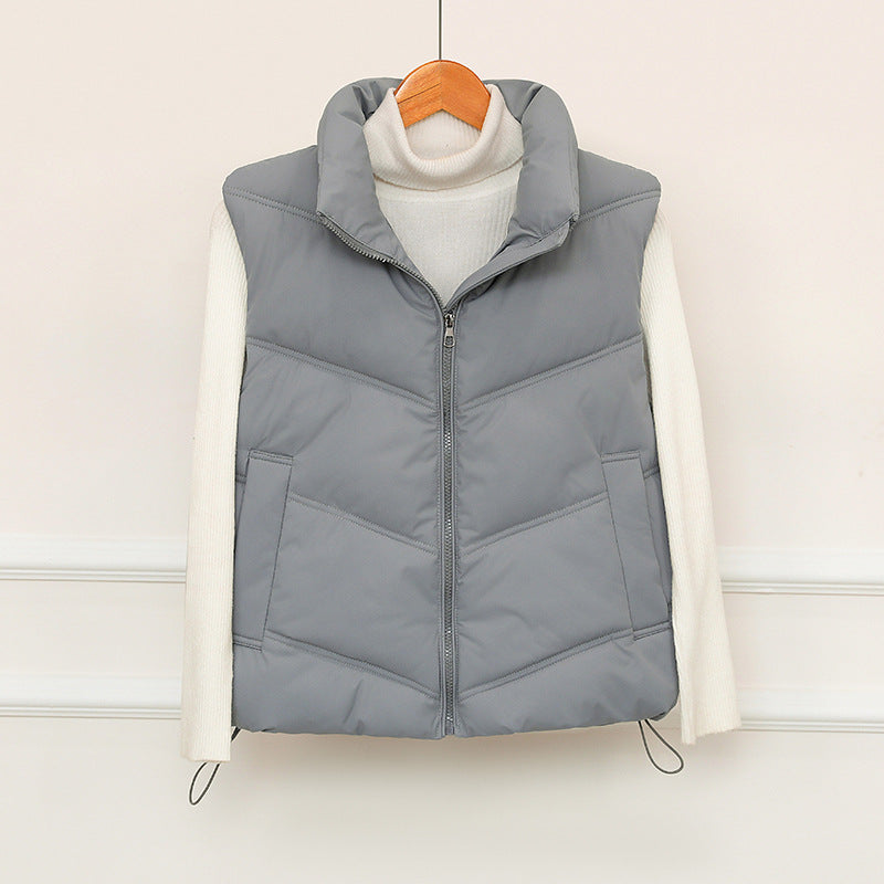 Damen Kurz geschnittene Puffer‑Steppweste mit V‑Quilt, hohem Stehkragen und Kordelzugsaum Drune