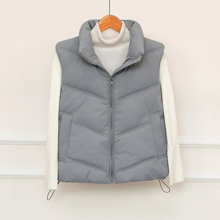 Damen Kurz geschnittene Puffer‑Steppweste mit V‑Quilt, hohem Stehkragen und Kordelzugsaum Drune