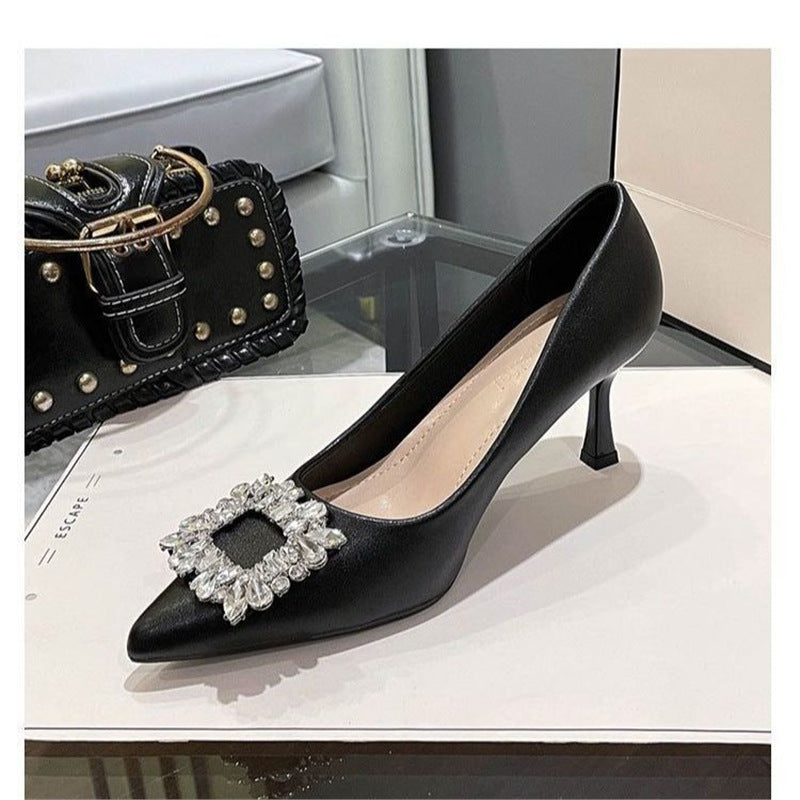 Damen Samt‑Mules mit spitzer Zehenpartie, funkelnder Kristallbrosche und schlankem Stiletto Drune