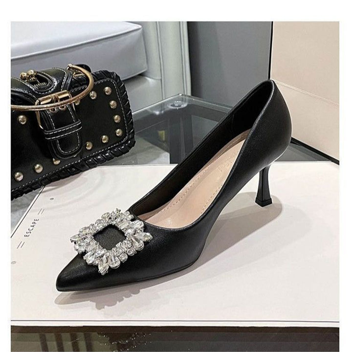 Damen Samt‑Mules mit spitzer Zehenpartie, funkelnder Kristallbrosche und schlankem Stiletto Drune