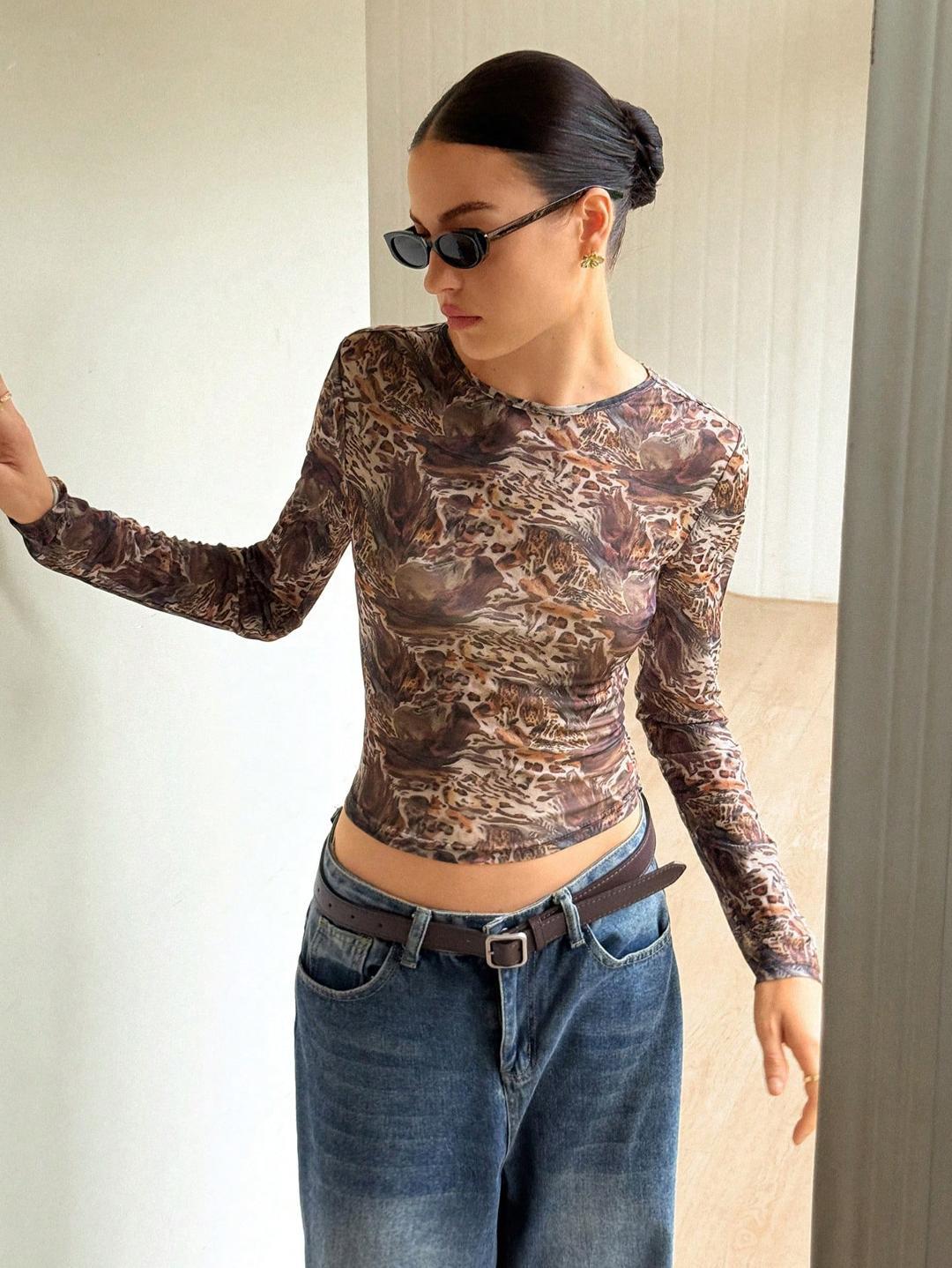 Damen nan schlanker Stretch-Longsleeve aus feinem Mesh mit abstraktem Tiermuster und tailliertem Cropped-Schnitt Drune