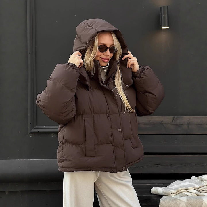 Damen Kurz geschnittene Oversize-Steppjacke mit hohem Stehkragen und verdeckter Druckknopfleiste Drune