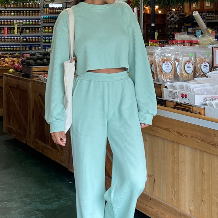 Damen kurz geschnittenes Waffelstrick-Lounge-Set mit hoch taillierter Palazzohose Drune