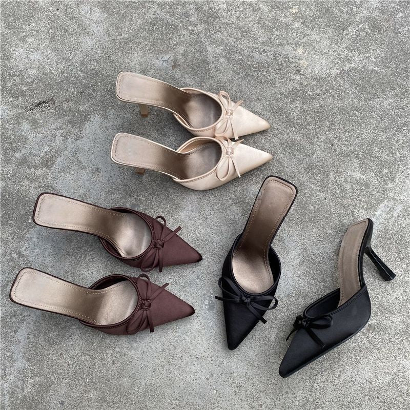 Damen Spitz zulaufende Satin-Mules mit zarter Schleifenapplikation und mittelhohem Sculpted-Absatz Drune