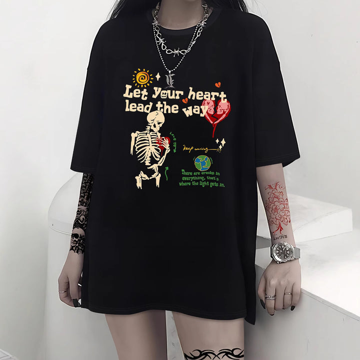 Damen T-Shirt mit kreativem Katzenmotiv und verspielter Schleife Drune