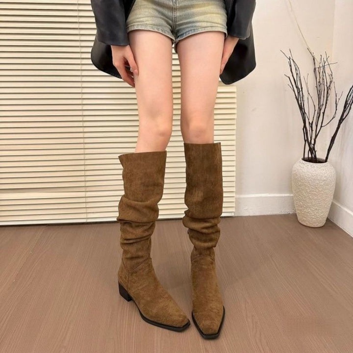 Damen Slouch‑Stiefel aus Veloursleder mit kniehohem Schaft und niedrigem Blockabsatz Drune