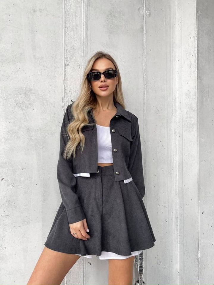 Damen kurzes Cordjacken- und Faltenrock-Set mit taillenhohem Faltenrock und cropped Hemdjacke Drune