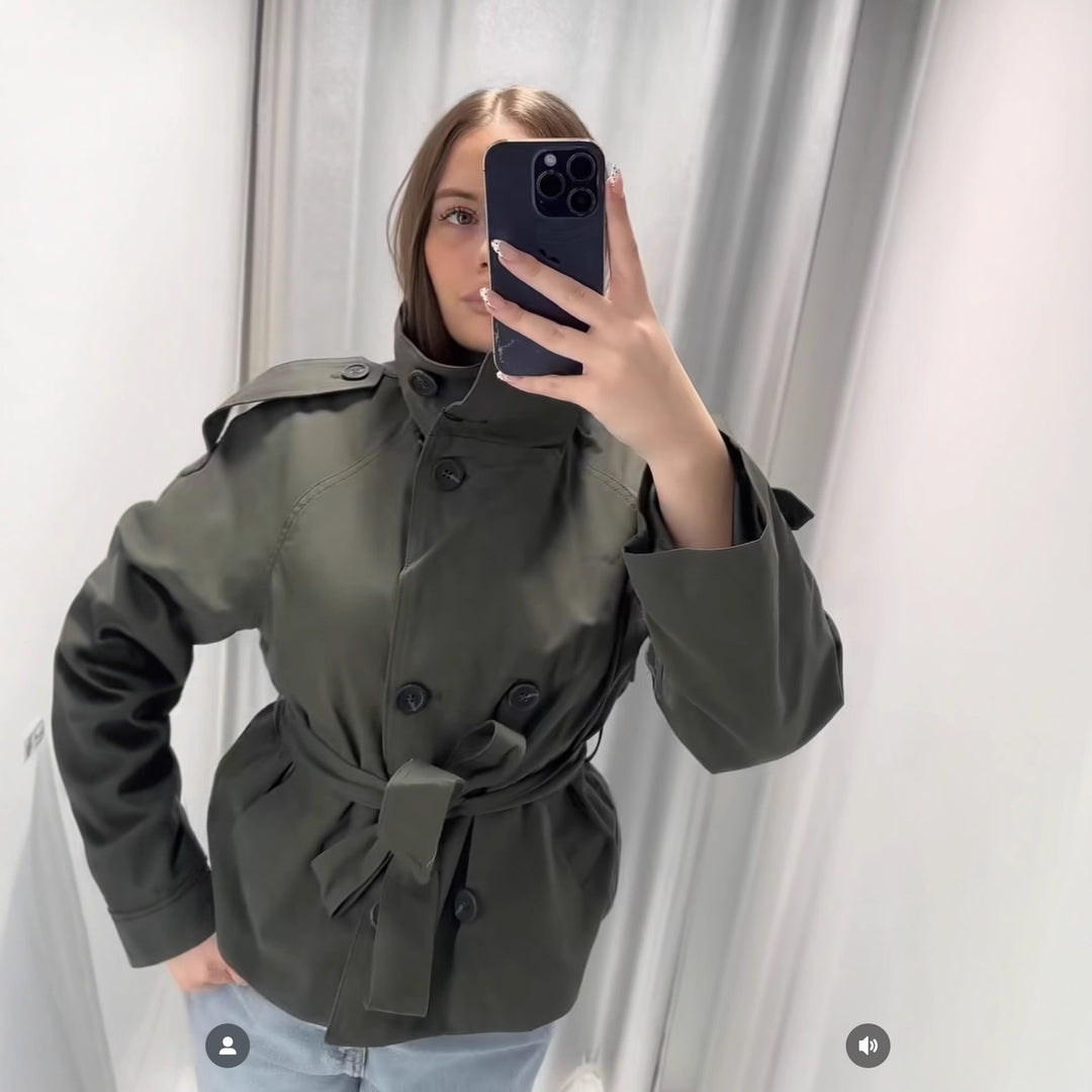 Damen 400+ kurzer taillierter Trenchblouson mit Stehkragen, doppelreihiger Knopfleiste und Bindegürtel Drune