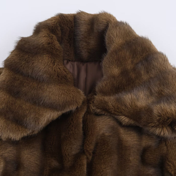 Damen Kurze Kunstfell‑Jacke mit voluminösem Schalkragen und aufgesetzten Taschen Drune