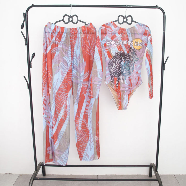 Damen modisches Badeoutfit mit langärmeligen Oberteil und lässigen Pants Drune