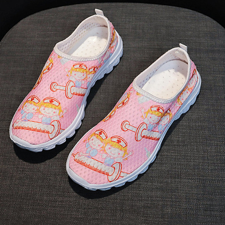 Damen Verspielte Slip-On Sneakers mit medizinischem Cartoon-Print, atmungsaktivem Mesh und gepolsterter Memory-Sohle Drune