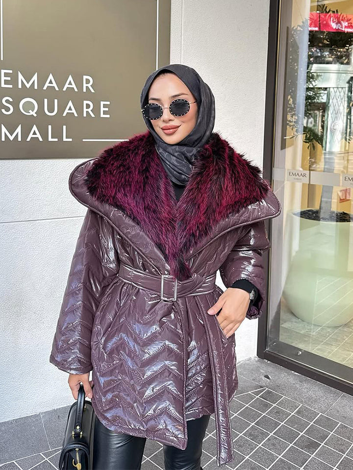 Damen Glänzende Steppjacke mit Taillengürtel und voluminösem Kunstfellkragen Drune