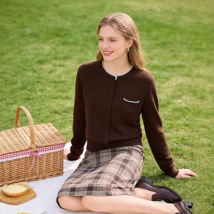 Damen Kurz geschnittene Strickjacke mit Kontrastbesatz und aufgesetzter Brusttasche Drune