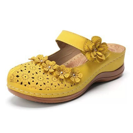 Damen Blumenverzierte Komfort-Pantolette mit Lochmuster, verstellbarem Klettriemen und gepolstertem Fußbett Drune